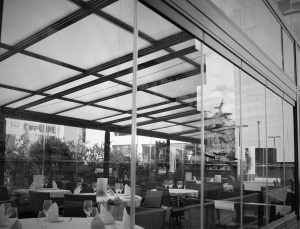 Techo móvil de policarbonato y cortina de cristal