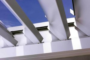 Pérgola bioclimática instalada en Madrid