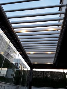 Pérgola bioclimática instalada en Madrid