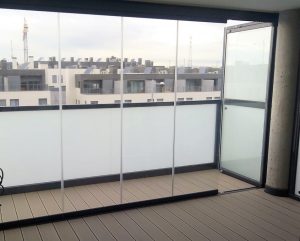 Tarima sintética y cortinas de cristal