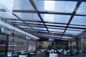 Techo móvil de policarbonato y cortinas correderas