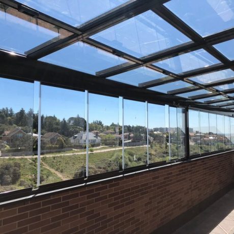 cerramiento de terraza con techo movil y cortinas de cristal