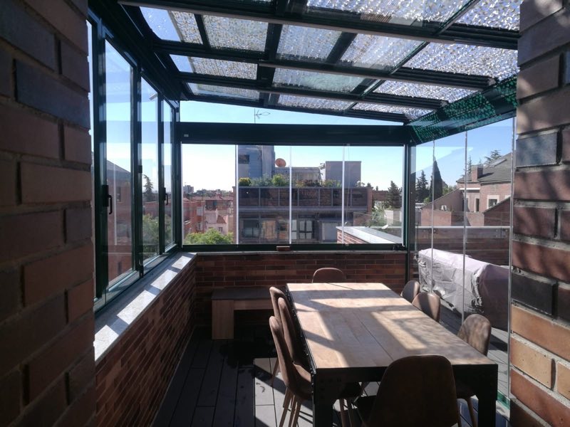 aprovechar bien tu terraza con techos móviles y cortinas de cristal