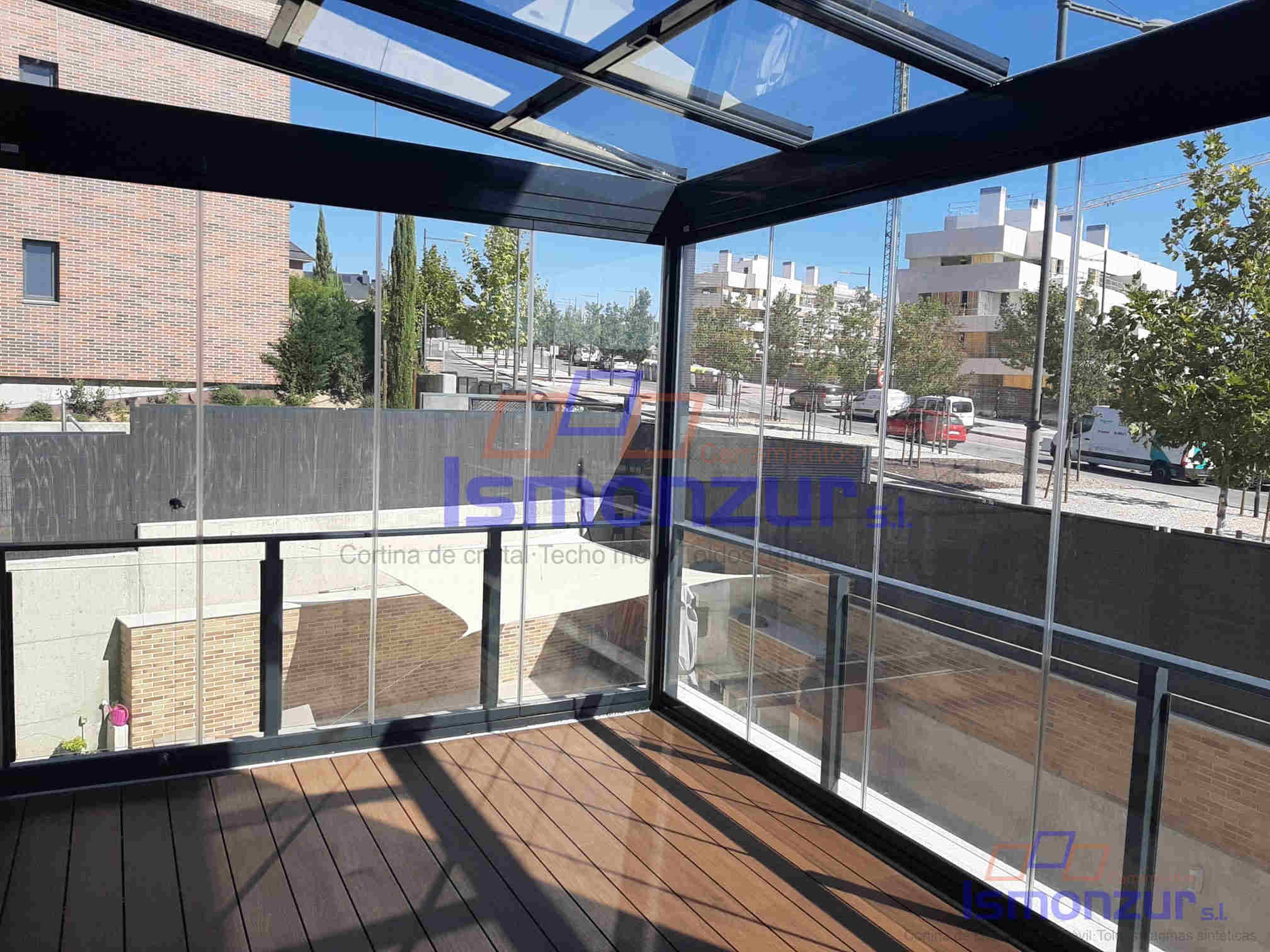 Techo móvil, cortinas de cristal y tarima sintética en terraza en Madrid