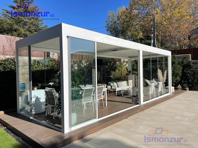 Tarima sintética para terraza exterior cerrada con cristal en Madrid
